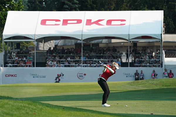 Brooke Henderson hitting a golf ball at the CPKC Women's Open