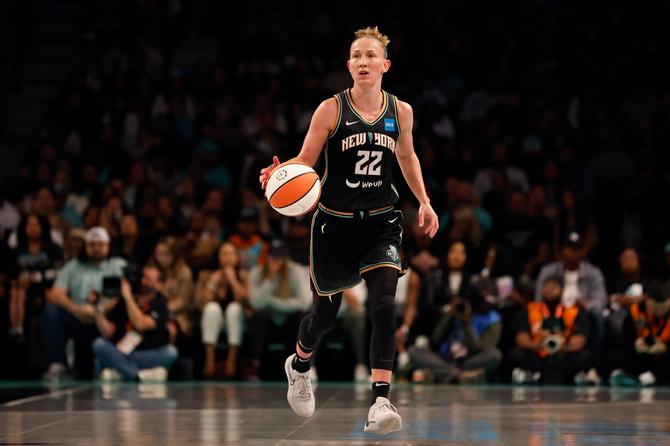 Courtney Vandersloot dribbling a basketball