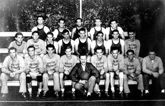 A black and white team picture of the NY Knickerbockers ahead of the 1946-1947 season.