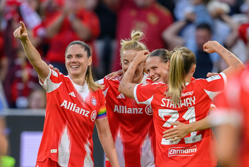 After a tough first half, Klara Bühl (2nd from right) brings the missing dynamism to FC Bayern's game - and decides the opening game against Leverkusen with an assist and a goal.