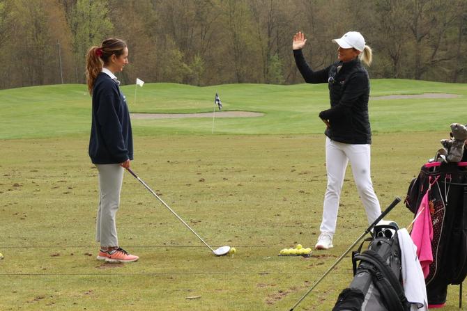 PGA pro Emma de Groot giving a lesson to Ellen on the golf course