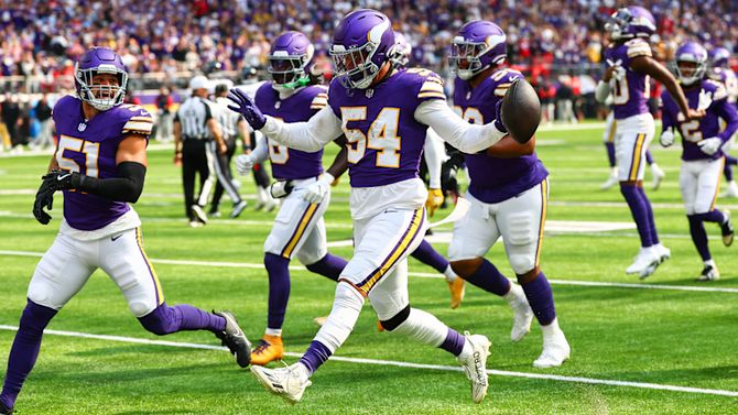 Minnesota Vikings linebacker Kamu Grugier-Hill runs in for a touchdown.