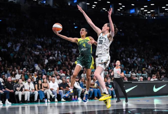 Seattle Storm’s Skylar Diggins drives to the basket against the NY Liberty’s Breanna Stewart.
