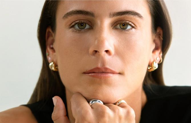 Emma Navarro posing in Mejuri jewelry