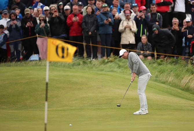 Rory McIlroy putts at The Open.