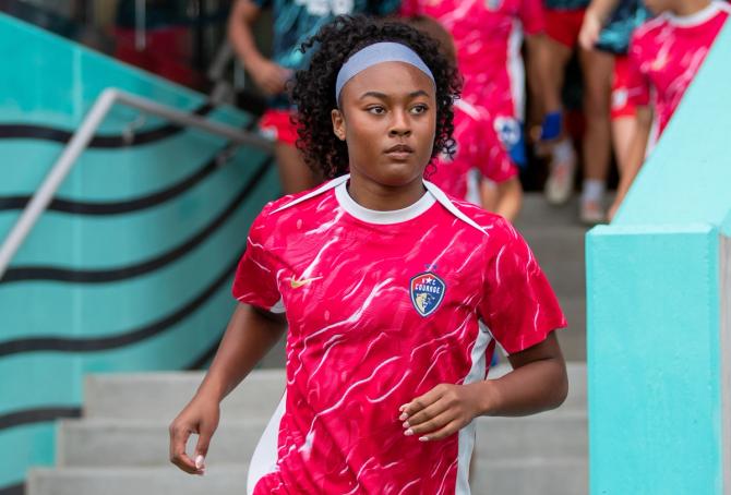 Jaedyn Shaw runs on the field.