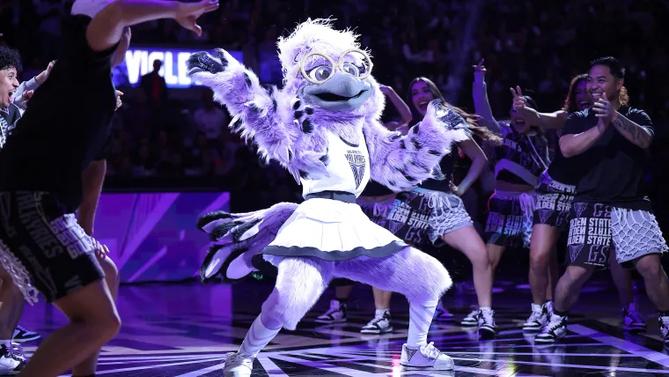 Violet the Raven dances at the Golden State Valkyries game.