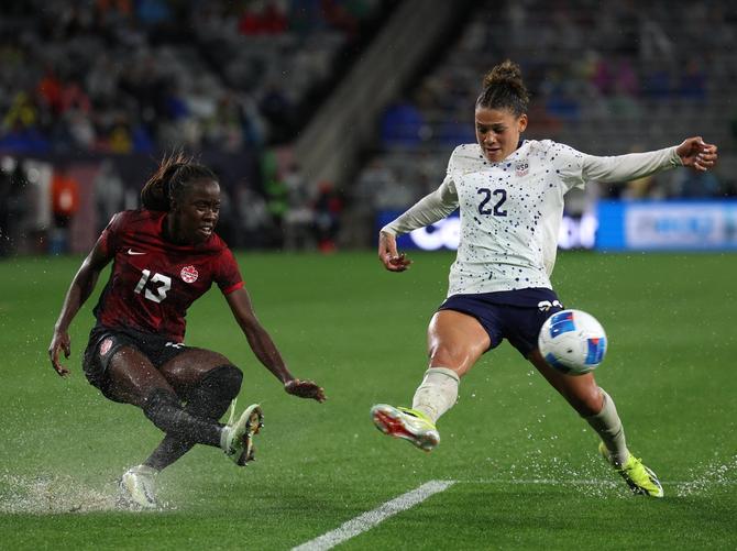 CanWNT’s Simi Awujo attempts a cross in front of the USWNT’s Trinity Rodman.