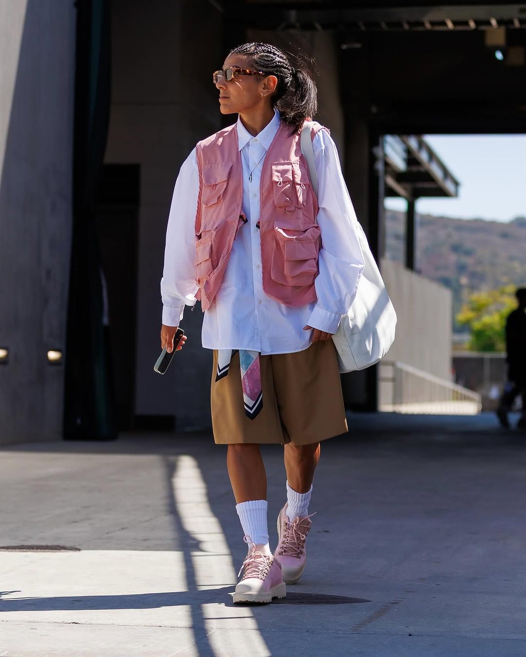 Kenza Dali enters the stadium. 