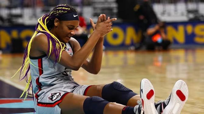UConn’s Aaliyah Edwards clapping her hands