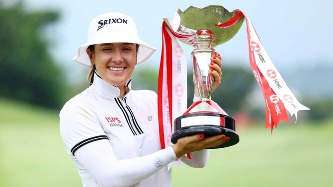 Hannah Green hoists the trophy at the 2024 HSBC Women’s World Championship