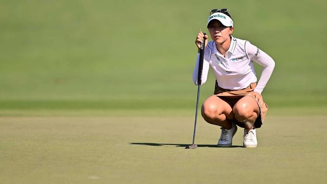 Lydia Ko reads the green.