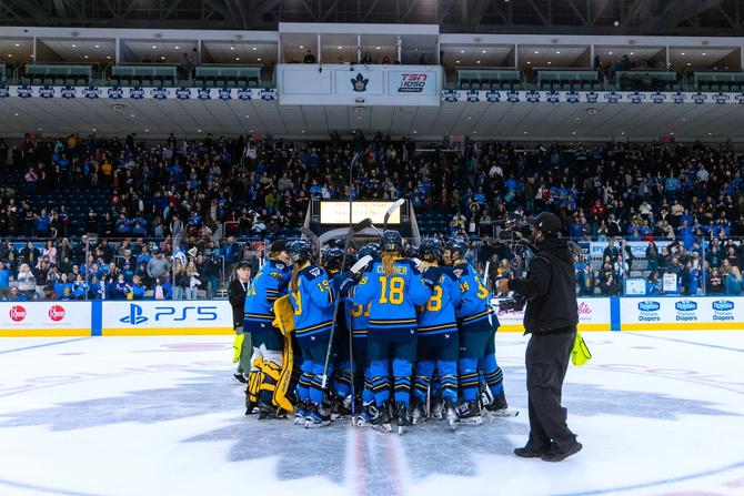 Toronto Sceptres celebrating on the ice