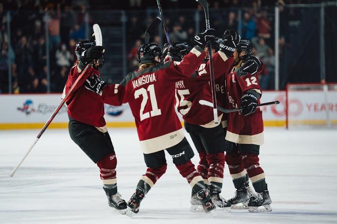 PWHL Montréal celebrates on the ice