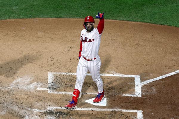 The Philadelphia Phillies have pulled ahead 2-1 with a 7-0 win over the Houston Astros