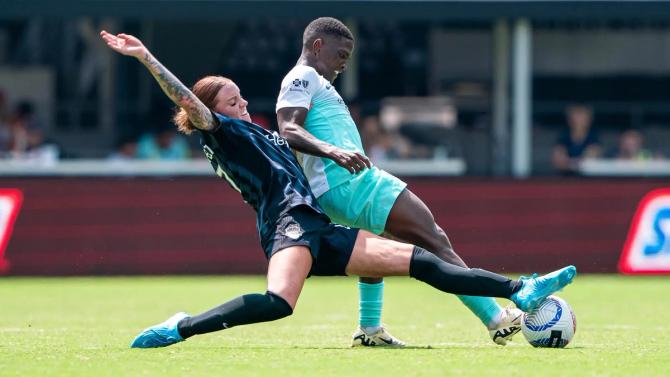 Temwa Chawinga going for the ball against the Washington Spirit