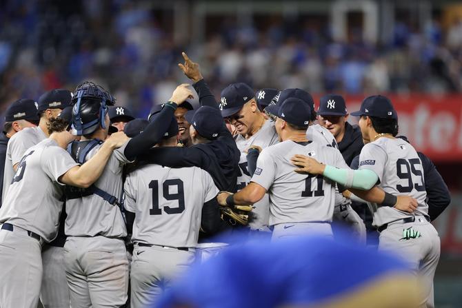 The New York Yankees celebrate after winning the Division Series against the Kansas City Royals at Kauffman Stadium