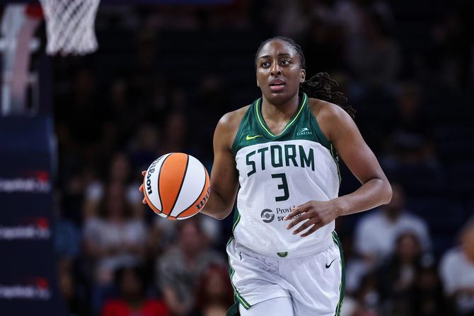 WNBPA president Nneka Ogwumike dribbles the ball up the court during a game.