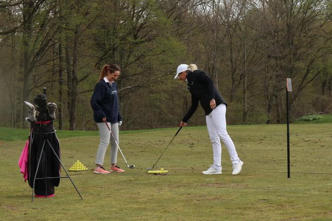 PGA pro Emma de Groot giving a lesson to Ellen on the golf course