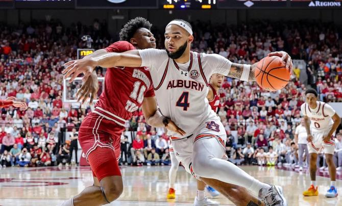 Auburn’s Johni Broome attacks the basket while being defended.