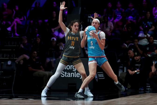 Dearica Hamby posts up