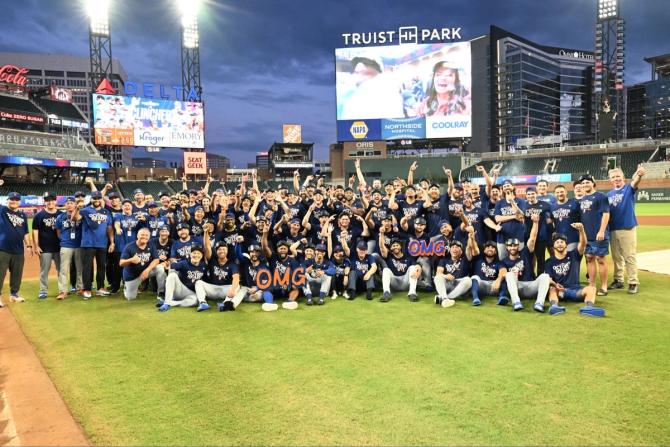 NY Mets players celebrate after clinching a playoff berth