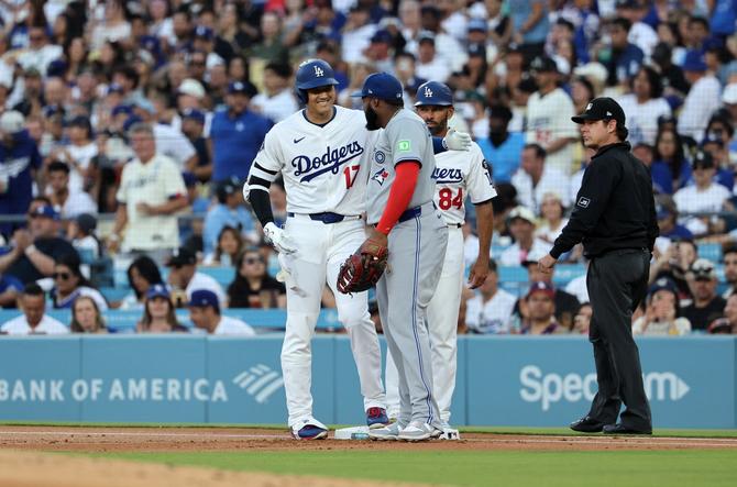 Shohei Ohtani and Vladimir Guerrero Jr. chat at first base