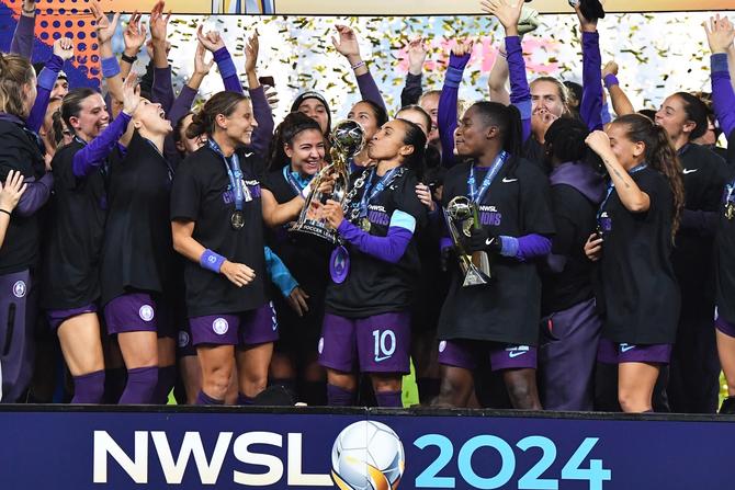 Marta #10 of Orlando Pride kisses the trophy during the NWSL Championship