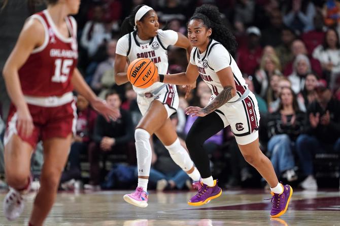 South Carolina’s Te-Hina Paopao dribbles the ball up the court against Oklahoma.