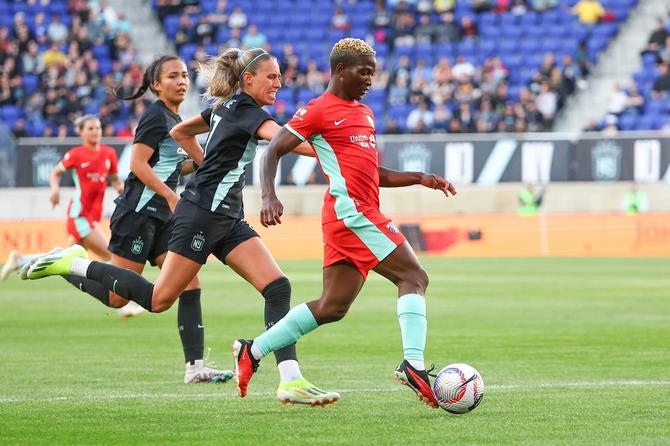 Kansas City Current striker Temwa Chawinga dribbles the ball.
