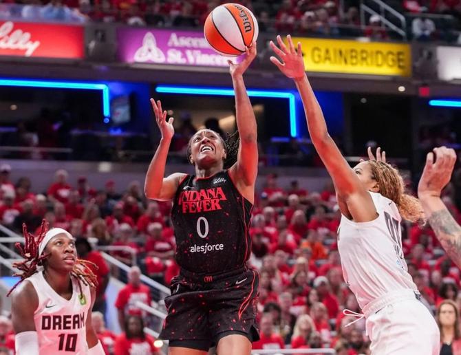 The Indiana Fever’s Kelsey Mitchell drives to the basket.