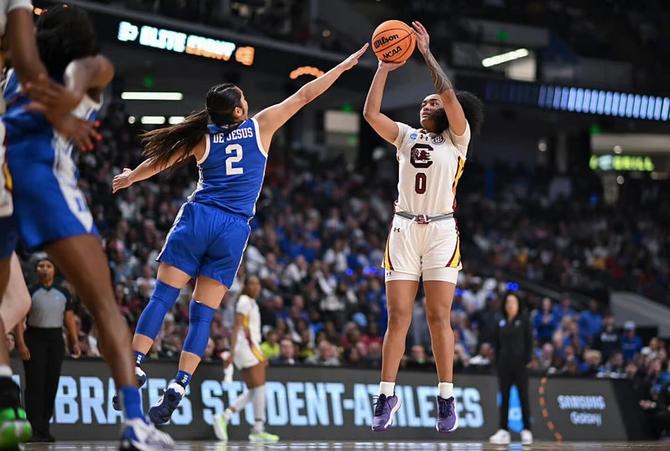 South Carolina’s Te-Hina Paopao shoots the ball over a Duke defender.