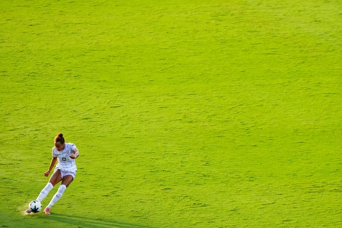 Ellie Jean of Racing Louisville FC takes a free kick.