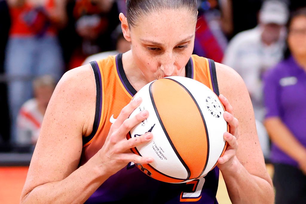 Diana Taurasi becomes the first WNBA player to reach 10,000 career points
