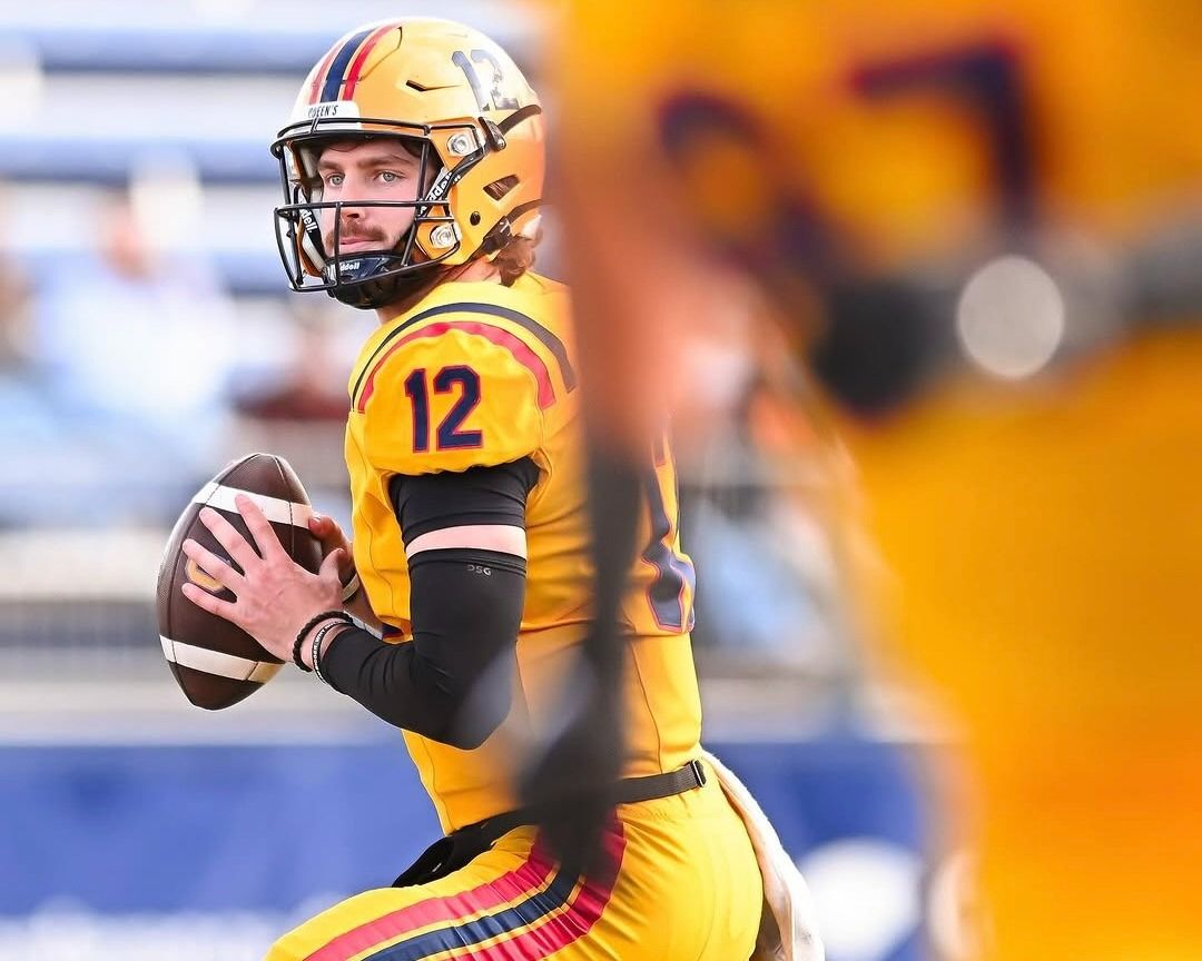 Queen’s Gaels quarterback Alex Vreeken throws the ball during a game.
