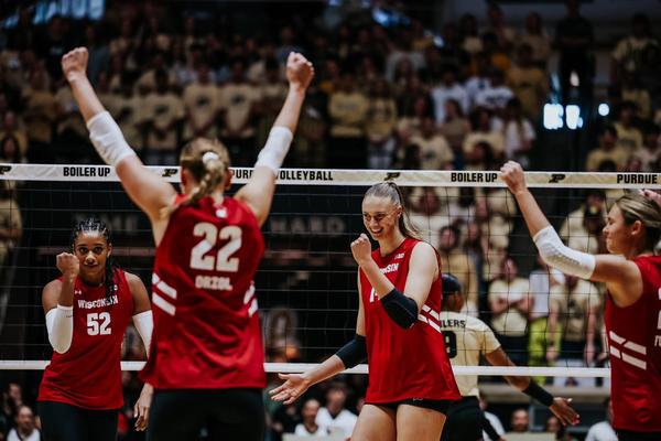 No. 8 Wisconsin volleyball sweeps No. 10 Purdue for ninth straight win