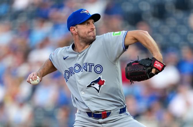 Max Scherzer pitches