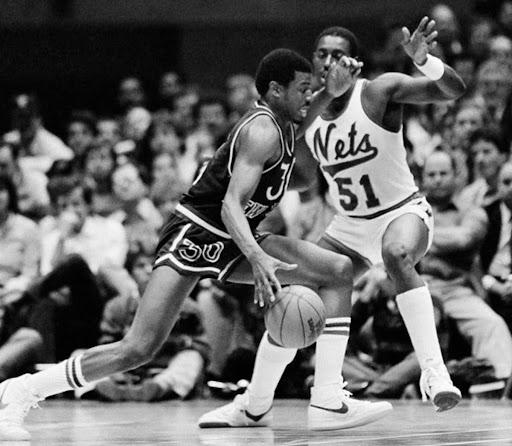The NY Knicks’ Bernard King drives past a defender.
