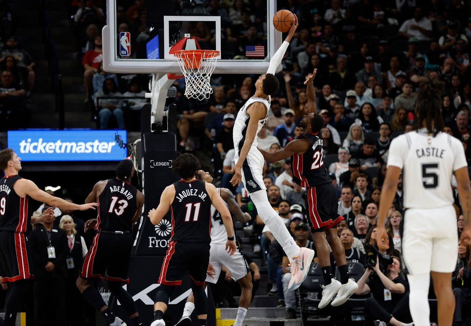 San Antonio Spur Victor Wembanyama dunks the ball.
