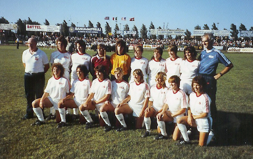 The members of the inaugural USWNT pose together for a photo in August 1985.