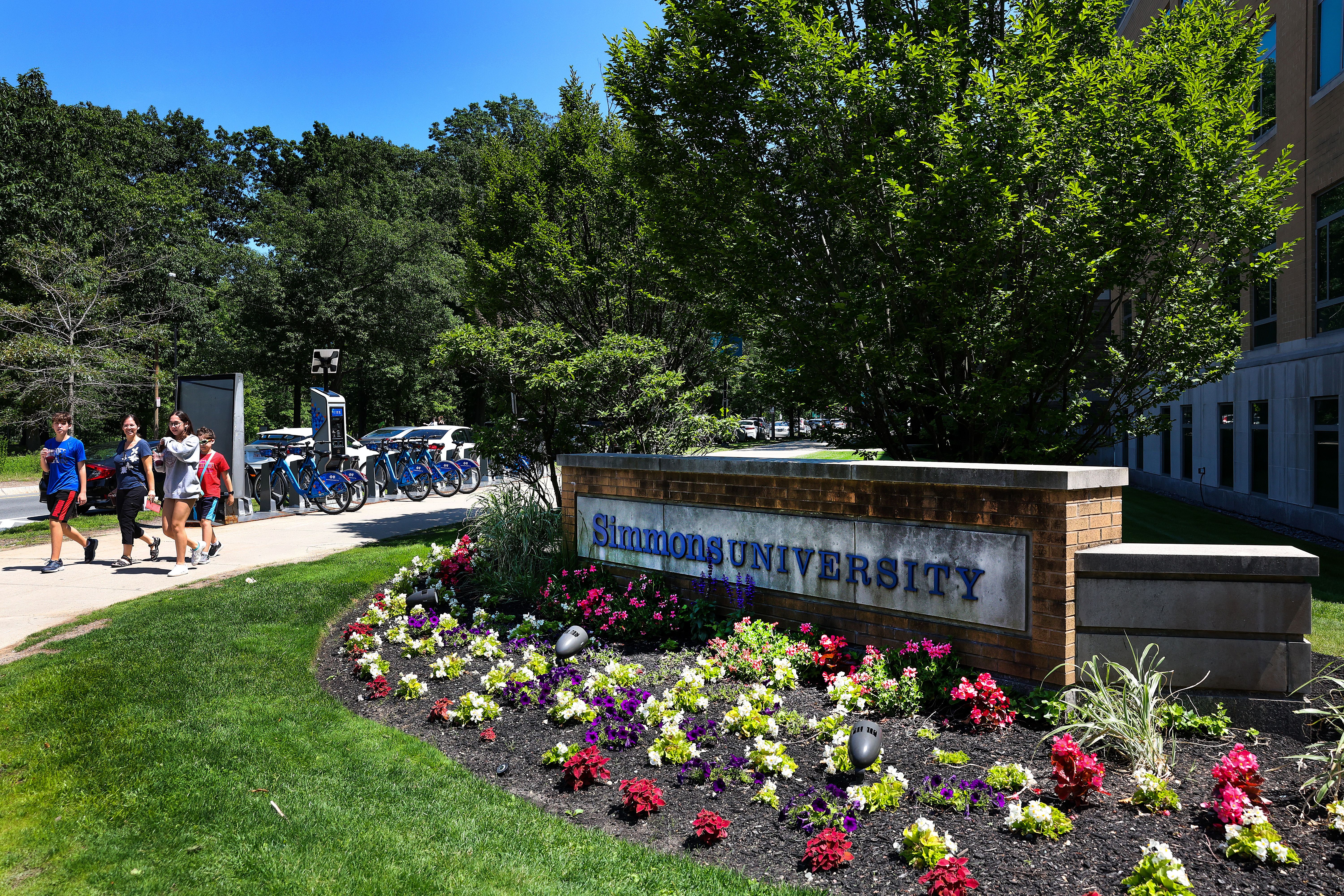 Simmons paves the way with Women’s Sports Business MSM Program