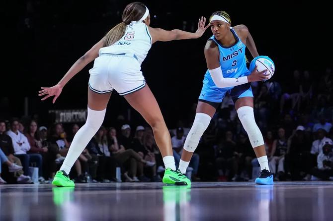 Aaliyah Edwards goes up against Angel Reese in Unrivaled.