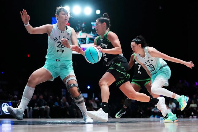 Phantom BC’s Kelsey Plum is defended by Mist BC’s Li Yueru.