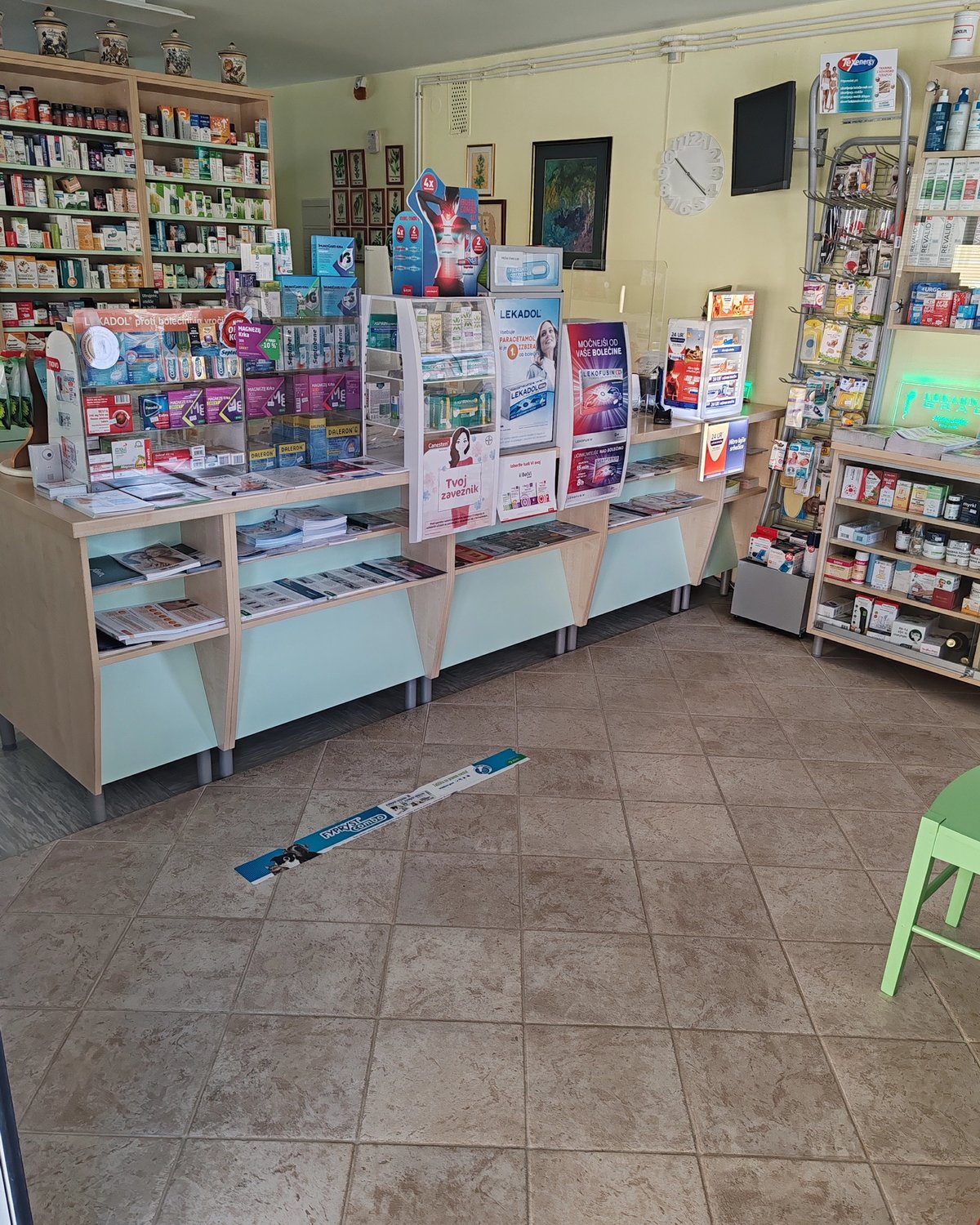 Notranjost Lekarne Grad — pultni del s policami zdravil