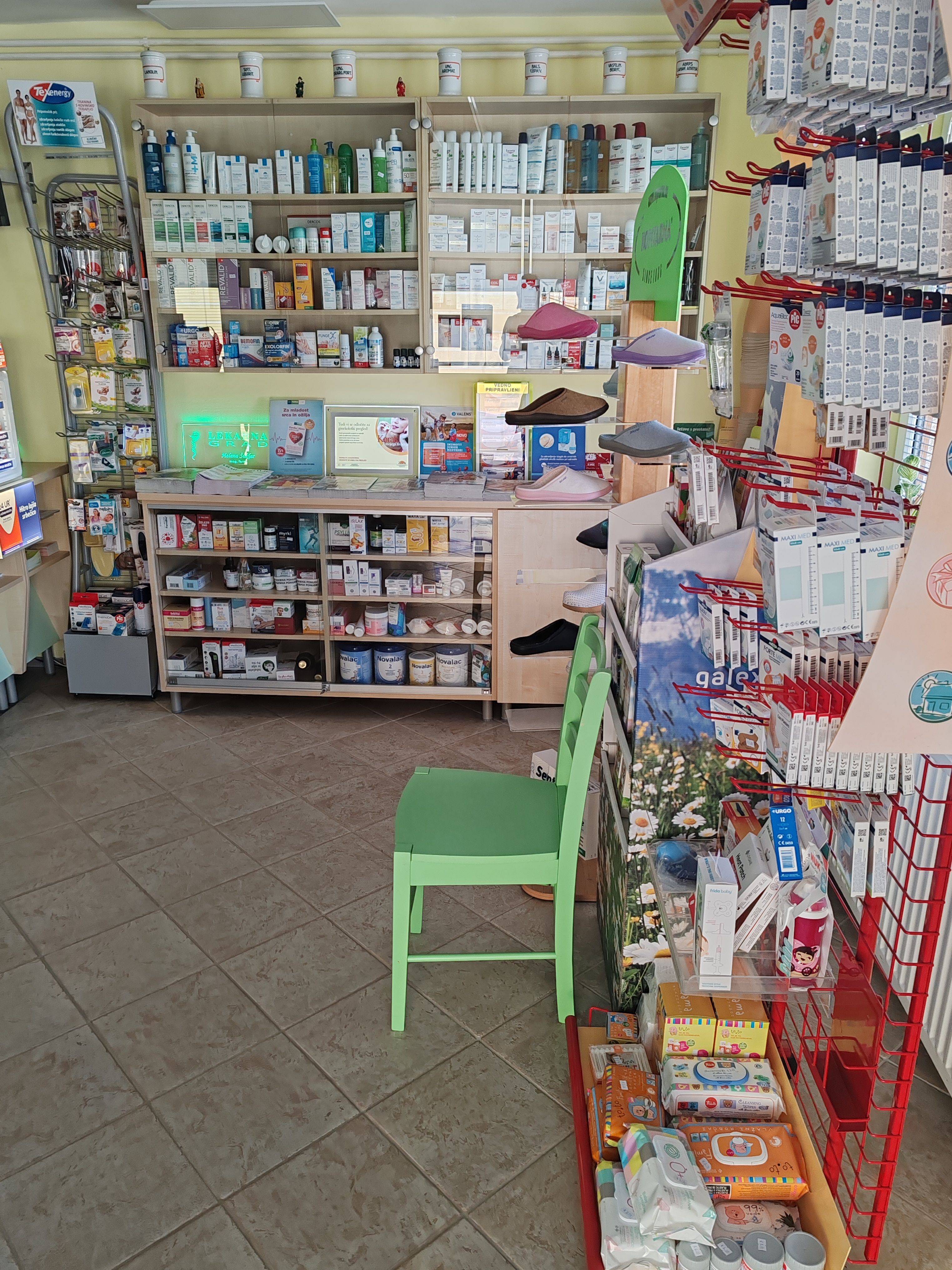 Polica s kozmetiko in negovalnimi izdelki v Lekarni Grad