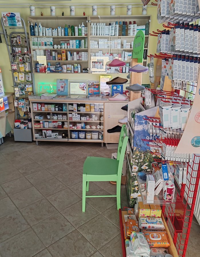 Polica s kozmetiko in negovalnimi izdelki v Lekarni Grad