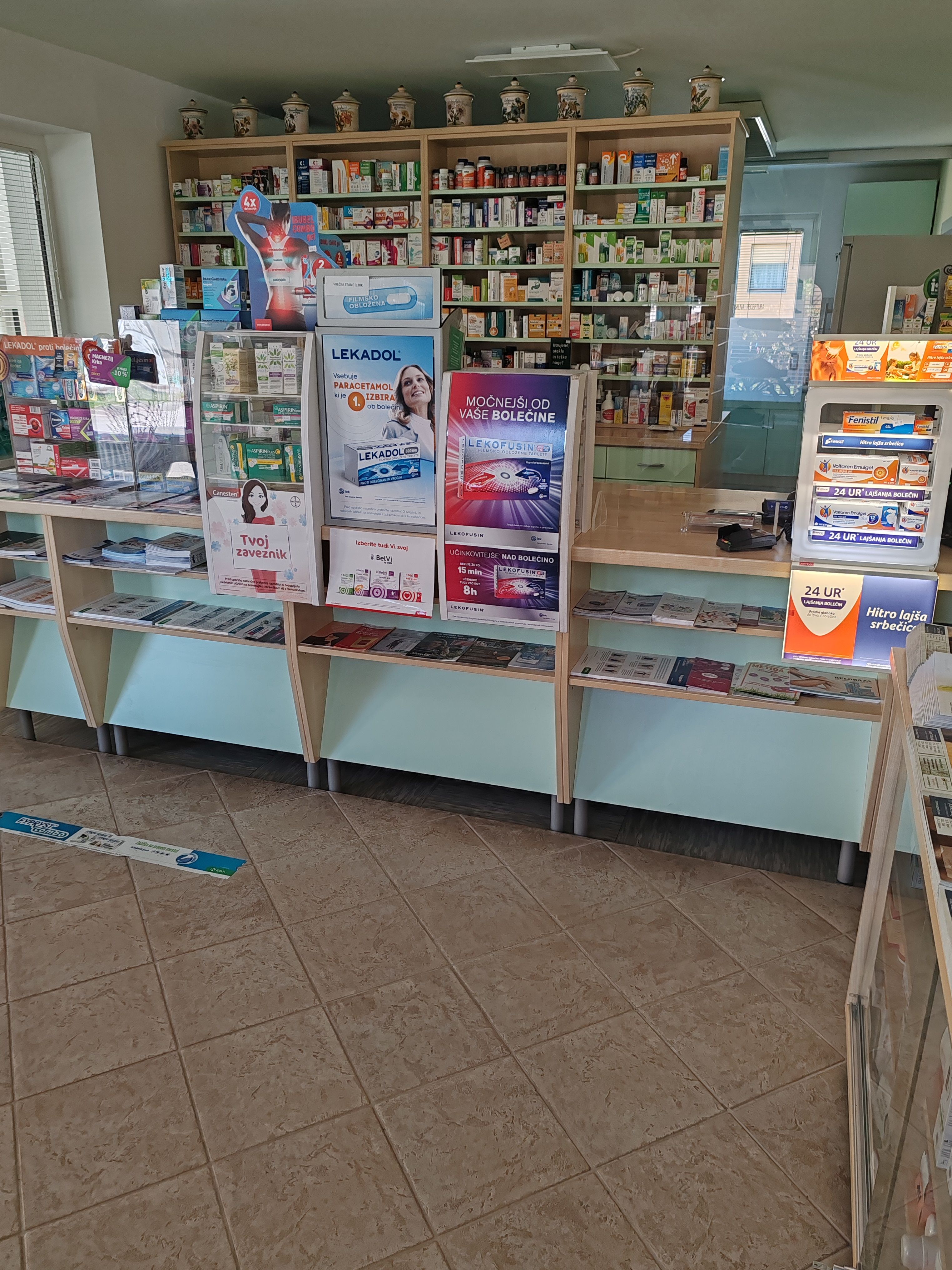 Pult Lekarne Grad — bližnji posnetek prospektov in izdelkov