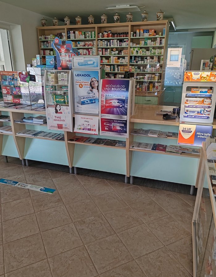 Pult Lekarne Grad — bližnji posnetek prospektov in izdelkov