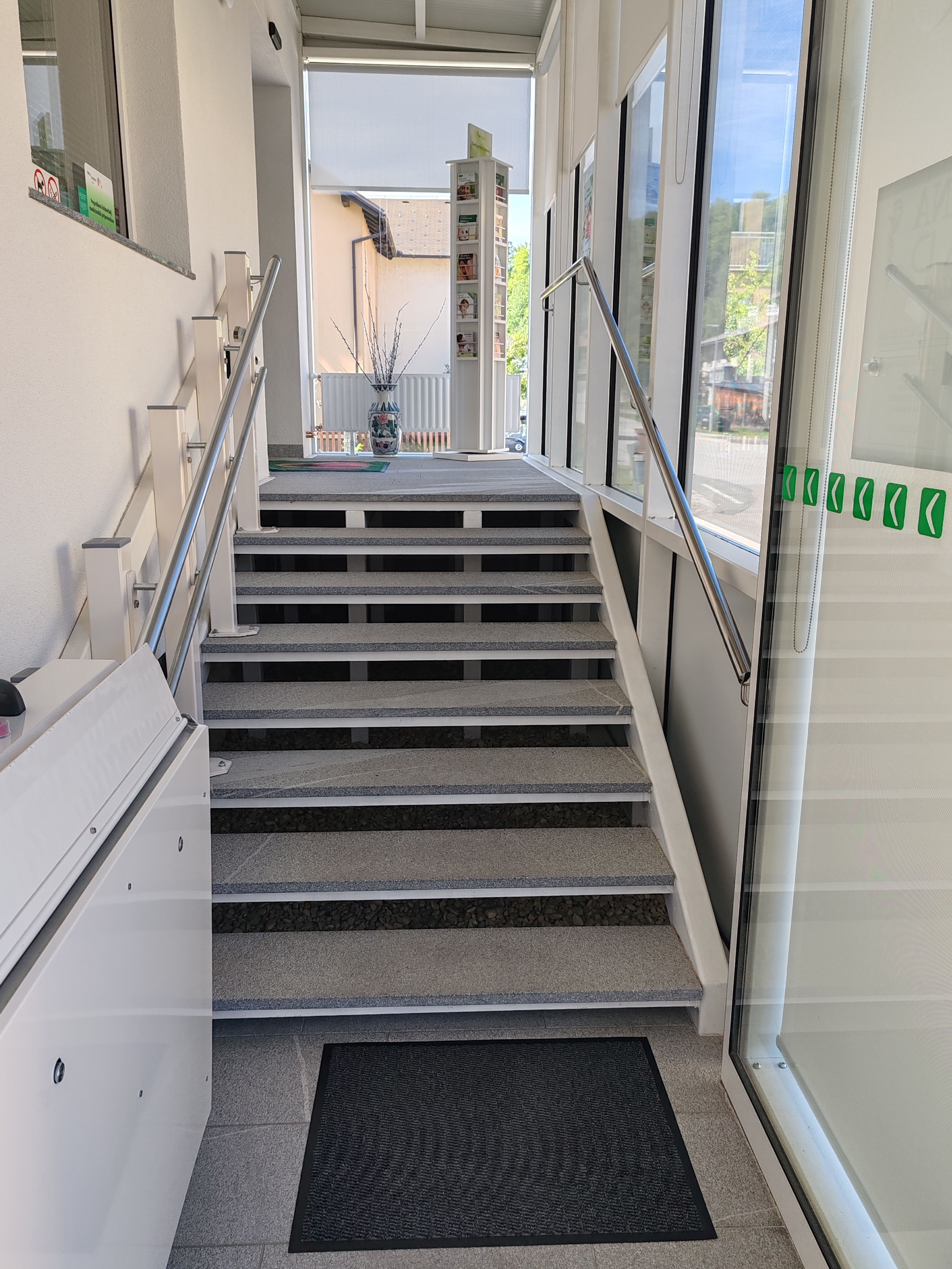 Vhod v Lekarno Grad — stopnice in vhodna vrata