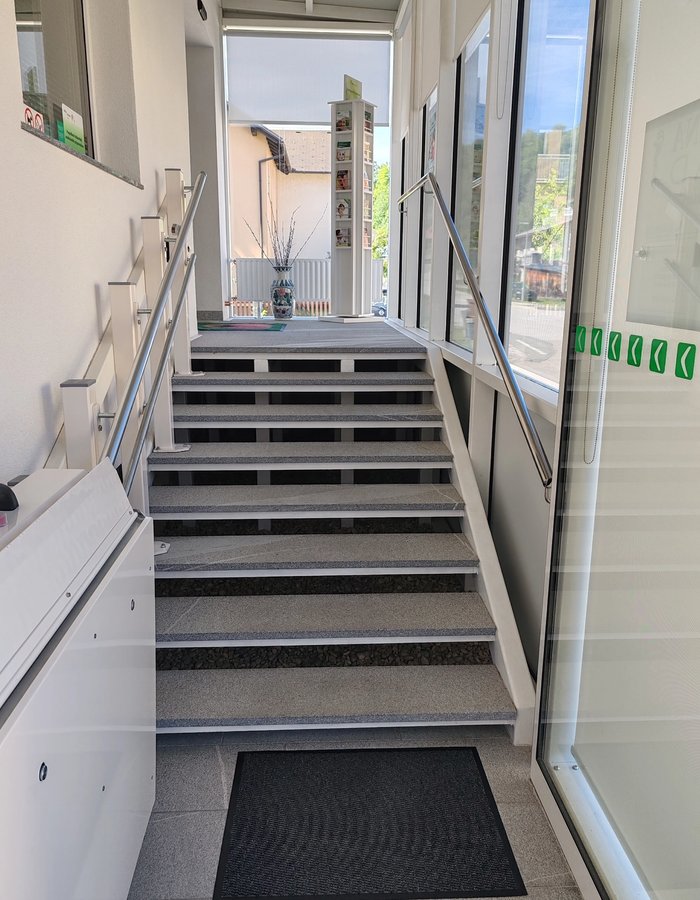 Vhod v Lekarno Grad — stopnice in vhodna vrata